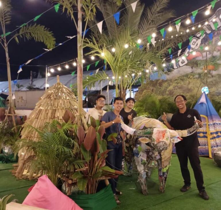 คณะศิลปกรรมศาสตร์ ร่วมกับเทศบาลเมืองชลบุรี ได้ร่วมกันจัดทำประติมากรรมจากวัสดุเหลือใช้ เพื่อจัดแสดงในงานมหาสงกรานต์ หน้าศาล อ.เมือง จ.ชลบุรี