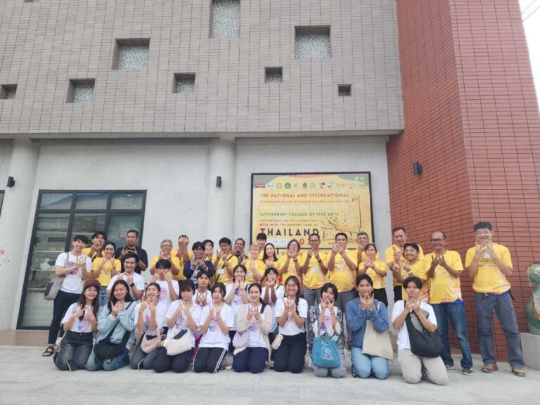 รศ.ดร. เสกสรรค์ ตันยาภิรมย์ คณบดีคณะศิลปกรรมศาสตร์ และอาจารย์ Sungwoong Lee เข้าร่วมปฏิบัติการศิลปะตามเฉพาะตัวบุคคล ณ หอศิลป์ อาคารศูนย์การเรียนรู้ศิลปวัฒนธรรม วิทยาลัยช่างศิลป จังหวัดสุพรรณบุรี