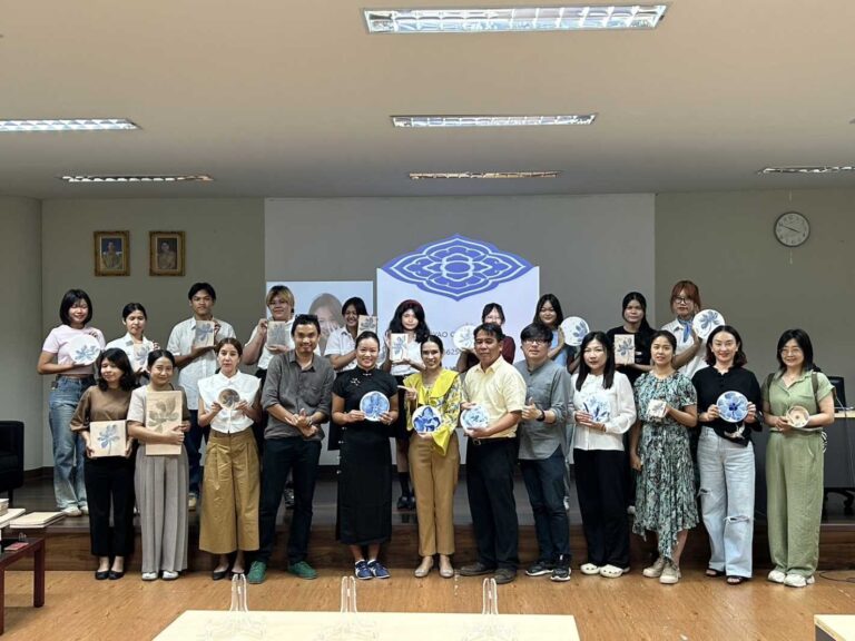 โครงการ “สร้างสรรค์ลวดลายดอกไม้ลายคราม” ศิลปะจีนโบราณ ผสมผสานกับเทคนิคการวาดที่มีความร่วมสมัย โดยนิสิตระดับปริญญาเอก คุณ Linyao Cheng