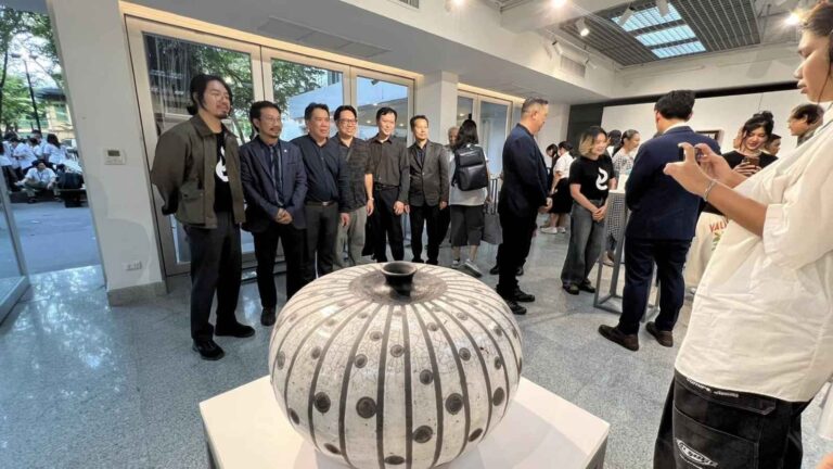 คณบดีและอาจารย์สาขาวิชาออกแบบเซรามิกส์ คณะศิลปกรรมศาสตร์ ได้เข้าร่วมพิธีเปิดนิทรรศการผลงานสร้างสรรค์ “Silpakorn Ceramic International Network 2025: Hands in Clay – Network Beyond Borders”