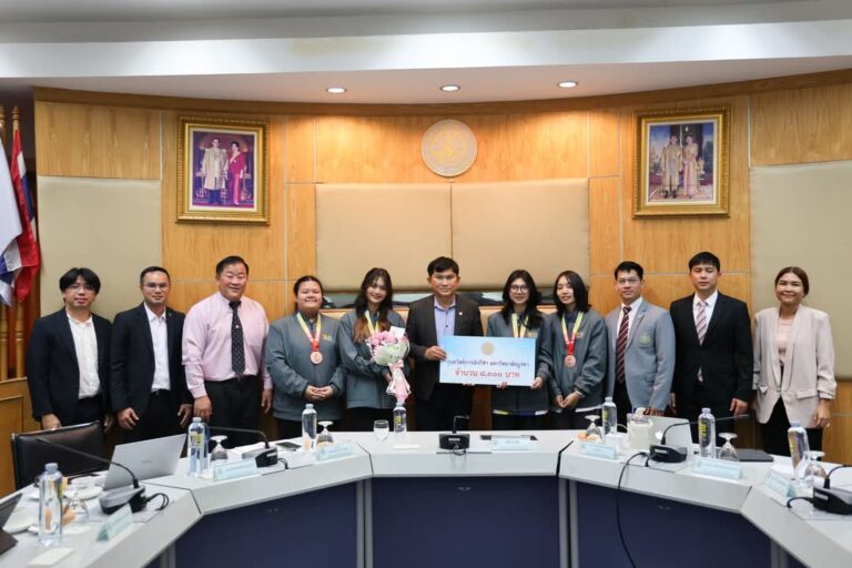 นิสิตชั้นปีที่ 1 วิชาเอกกราฟิกครีเอทีฟ สาขาครีเอทีฟอาร์ต & กราฟิกครีเอทีฟ ได้รับรางวัลกีฬาครอสเวิร์ดในการแข่งขันกีฬามหาวิทยาลัยแห่งประเทศไทย ครั้งที่ 50 “ธรรมศาสตร์เกมส์”