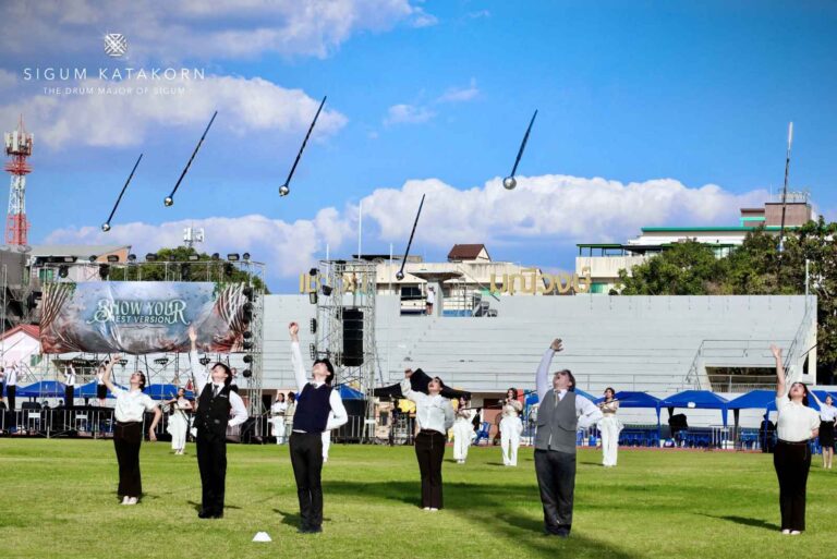 น้องๆ คทากรศิลป์ รุ่นที่ 2 โดย Sigum Drum Major BUU โชว์สุดอลังการตระการตา “เทวนครเฟื่องฟ้า” ในงาน Show Your Best Version
