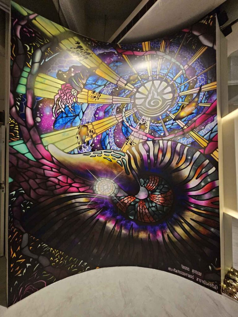 ผลงานจากนิสิตสาขานิเทศศิลป์ ได้ถูกนำไปใช้งานจริง ที่พิพิธภัณฑ์วิทยาศาสตร์ทางทะเล มหาวิทยาลัยบูรพา