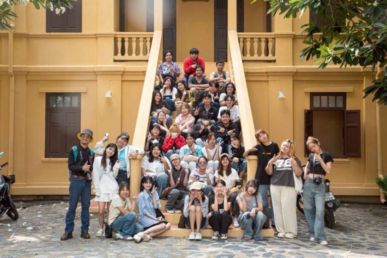 นิสิตชั้นปีที่ 1 สาขาวิชานิเทศศิลป์ ได้ฝึกปฏิบัติในวิชา การถ่ายภาพดิจิทัล (Digital Photography) นอกสถานที่ ในภาคการศึกษาฤดูร้อน 2567 ณ ศาลเจ้าหน่าจาซาไท้จื้อ และ “พิพิธภัณฑ์เฉลิมพระเกียรติ 72 พรรษา มหาราช”