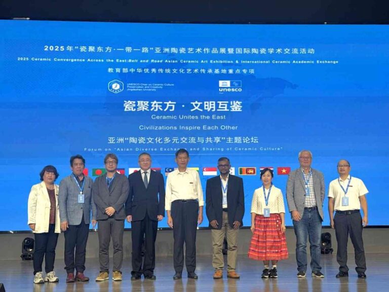 คณบดีคณะศิลปกรรมศาสตร์ ได้รับเกียรติเป็น Keynote Speaker ในการประชุม “2025 Ceramic Convergence Across the East: ‘Belt and Road’ Asian Ceramic Artwork Exhibition and International Ceramic Academic Exchange” ณ Jindezhen University สาธารณรัฐประชาชนจีน