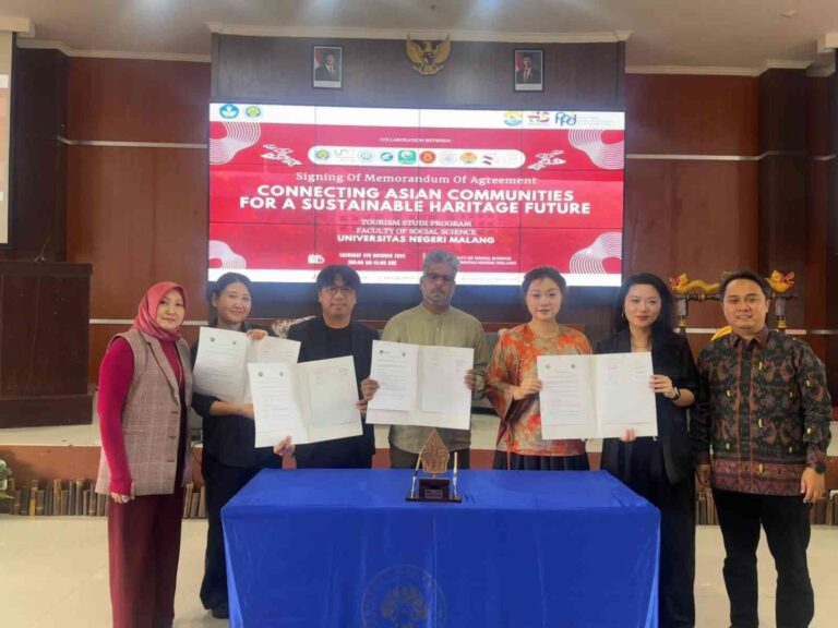 ผศ. ดร.บุญชู บุญลิขิตศิริ รองคณบดีฝ่ายบริหารและวิเทศสัมพันธ์ เป็นตัวแทนคณบดีเดินทางไปลงนามความร่วมมือ พร้อมร่วมประชุมทางวิชาการ ณ Universitas Negeri Malang (UM) ประเทศอินโดนีเซีย