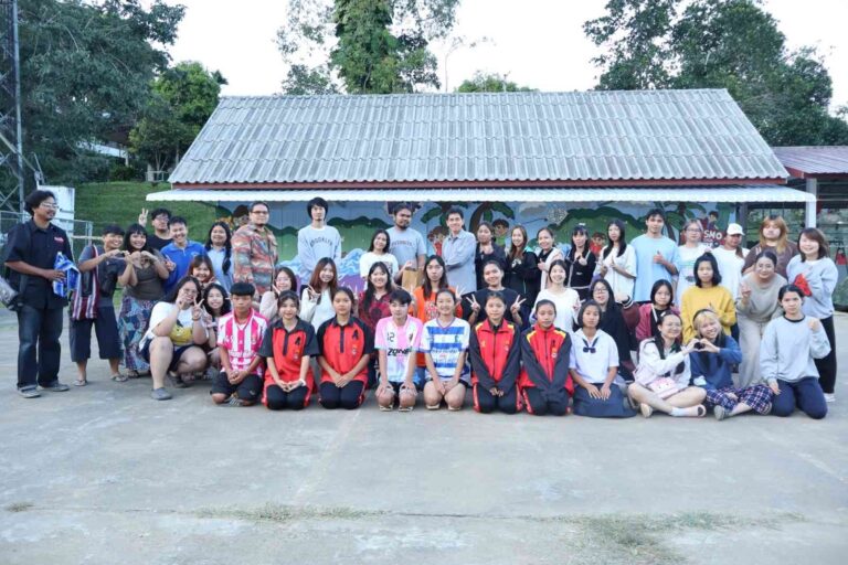 นิสิตสาขาวิชาจิตรกรรมสร้างสรรค์ ร่วมกันสร้างสรรค์งานจิตรกรรมฝาผนังบนอาคารอนุบาล โรงเรียนบ้านแม่อมกิ อำเภอสบเมย จังหวัดแม่ฮ่องสอน