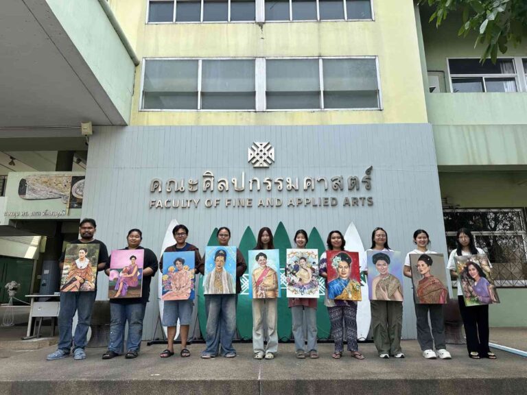 นิสิตสาขาวิชาจิตรกรรมสร้างสรรค์ สร้างสรรค์ผลงานจิตรกรรม ได้จัดแสดงในงาน Chonburi Lighting In The Park 2026 : The Radiant of Land and Sea
