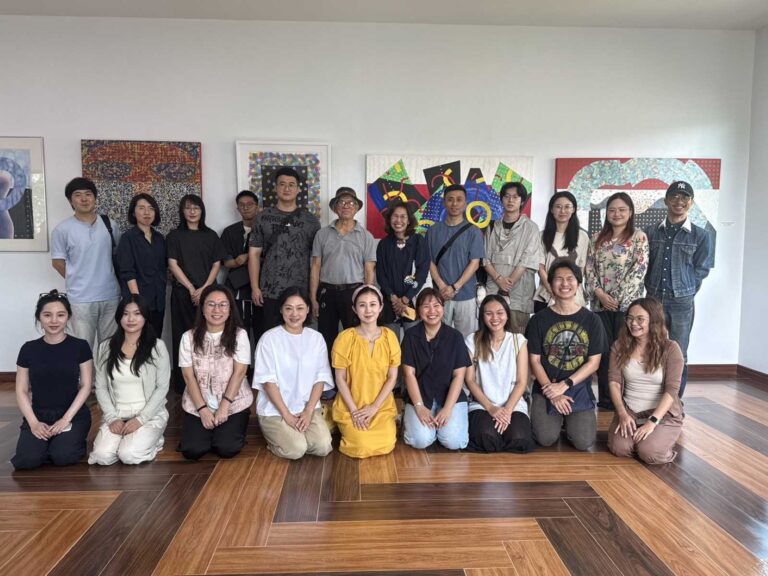 ฝ่ายบัณฑิตศึกษา จัดโครงการศึกษาดูงานและบรรยายพิเศษเชิงบูรณาการ โดยท่าน ศาสตราจารย์เดชา วราชุน ณ สตูดิโอส่วนตัวคลองหก และหออัครศิลปิน จังหวัดปทุมธานี