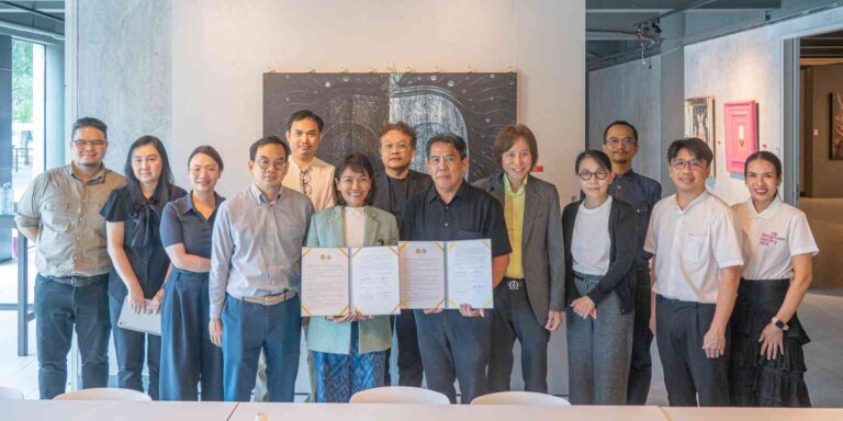 บรรยากาศการลงนามบันทึกข้อตกลงความร่วมมือ (MOU) กับคุณวิลาสินี ชูรัตน์ นายกสมาคมของขวัญ ของชำร่วย และของตกแต่งบ้าน เพื่อสร้างสะพานเชื่อมองค์ความรู้จากห้องเรียนสู่ภาคธุรกิจจริง