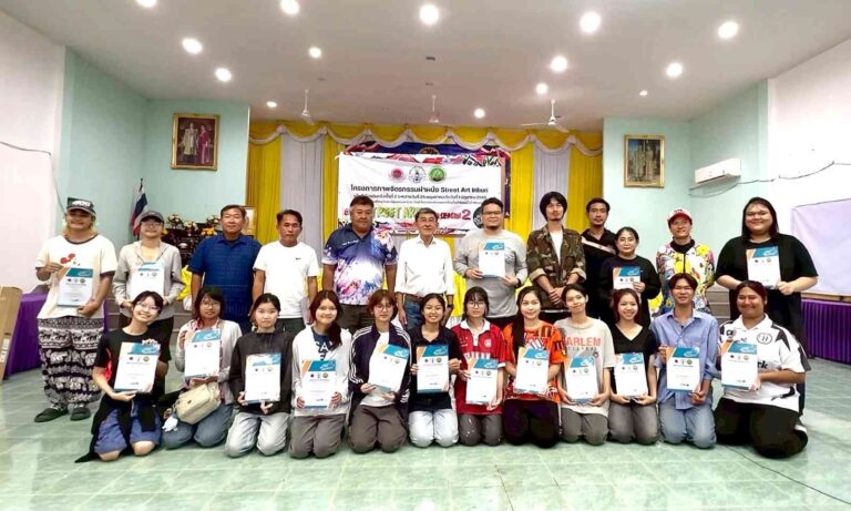 ศิลปกรรมสร้างพลังชุมชน นิสิต–อาจารย์ คณะศิลปกรรมศาสตร์ ร่วมสร้าง Street Art บนเขื่อนยาวที่สุดของไทย ณ สิงห์บุรี