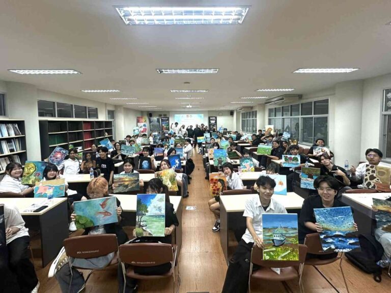 ศิลปกรรมศาสตร์ เปิดพื้นที่จัดกิจกรรม DHAS Art Campus Tour 2026 ภายใต้หัวข้อ “การสร้างสรรค์สีอะคริลิคอย่างไรให้โลกจำ”