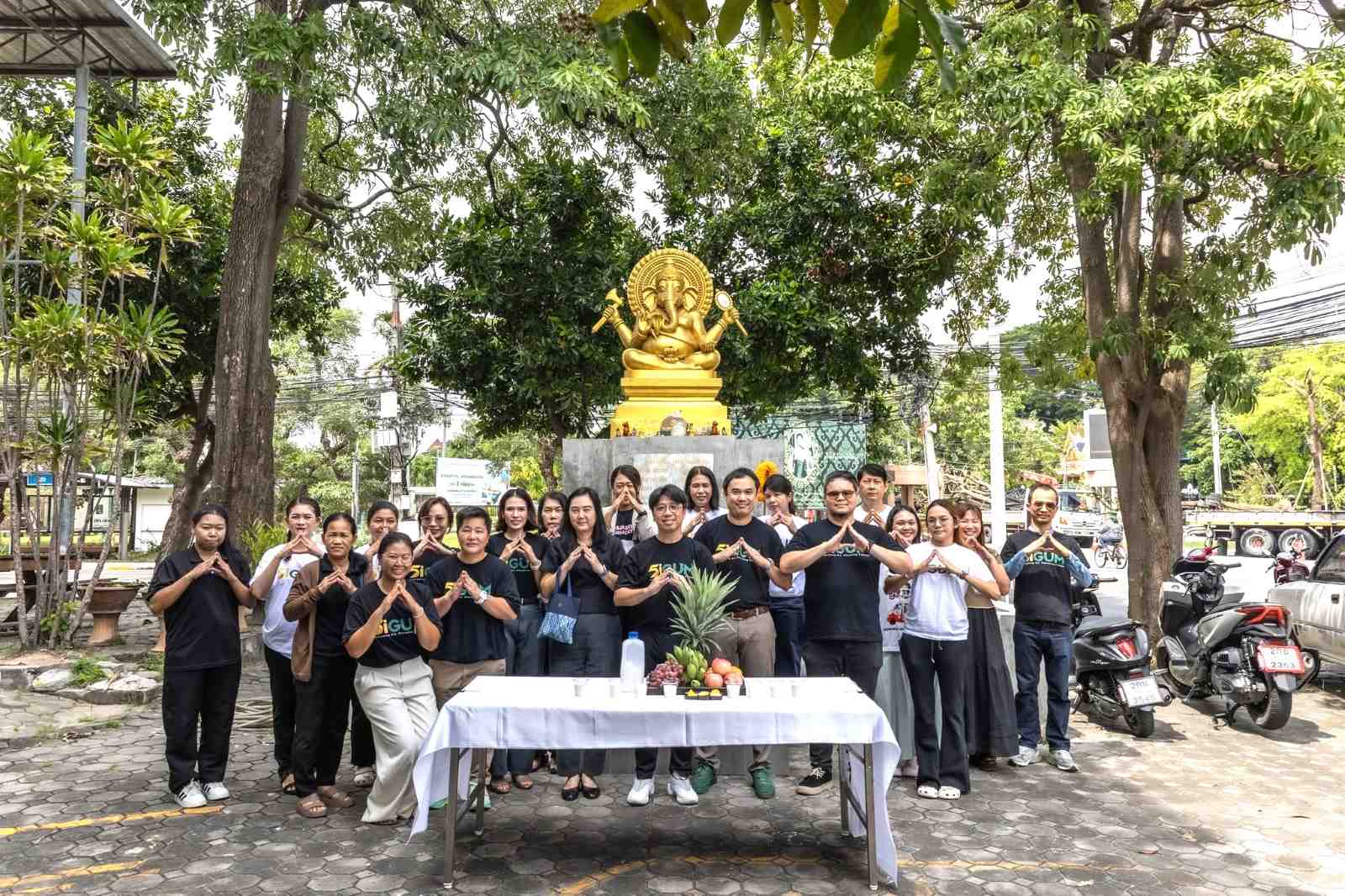 ทีมผู้บริหาร คณาจารย์ และบุคลากรคณะศิลปกรรมศาสตร์ ร่วมไหว้สักการะพระพิฆเนศ สิ่งศักดิ์สิทธิ์ประจำคณะศิลปกรรมศาสตร์ เนื่องในโอกาสเข้ารับตำแหน่งคณบดี