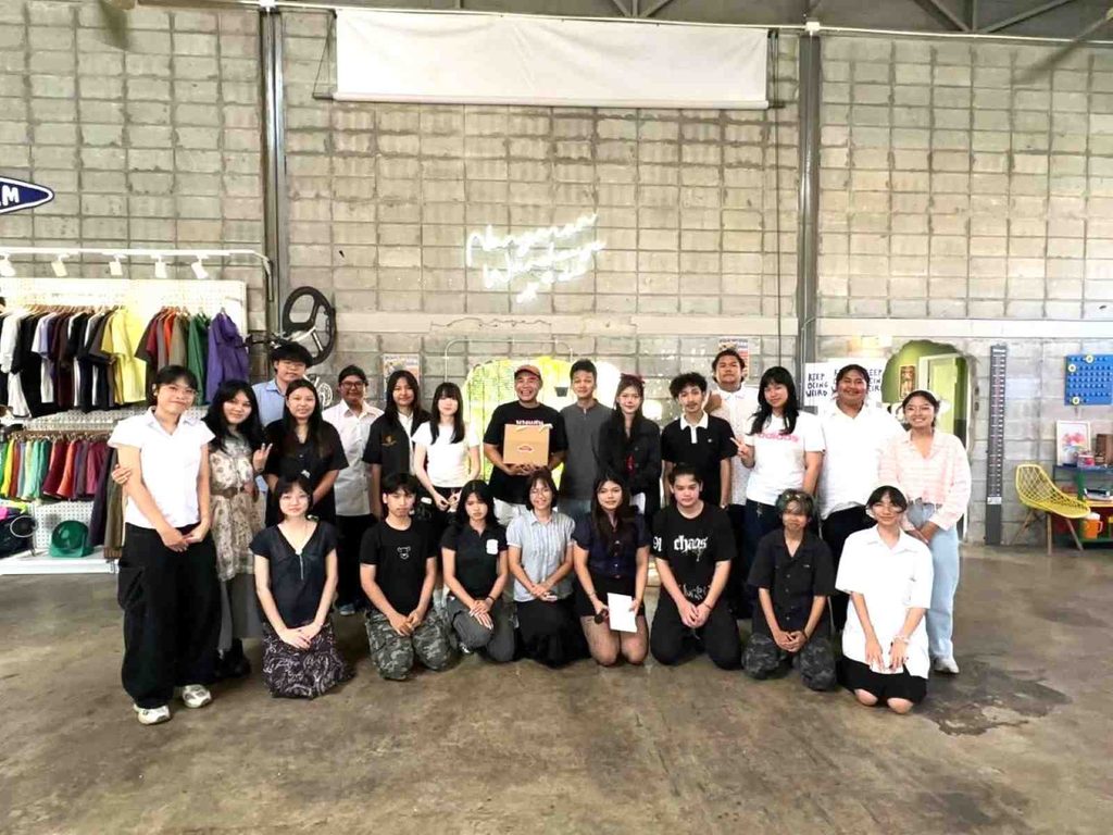 บรรยากาศเปิดงานนิทรรศการ ÉCLAT CIRCUS ของนิสิตชั้นปีที่ 3 สาขาวิชาจิตรกรรมสร้างสรรค์ ณ โกดังหนองมน